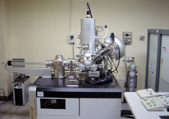 オージェ電子分光分析装置の写真